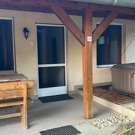 Flora Apartmanok Kehidakustany Luaran gambar