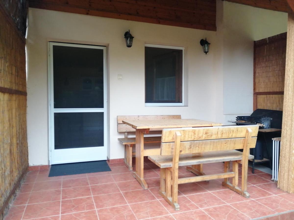 Flora Apartmanok Kehidakustany Luaran gambar