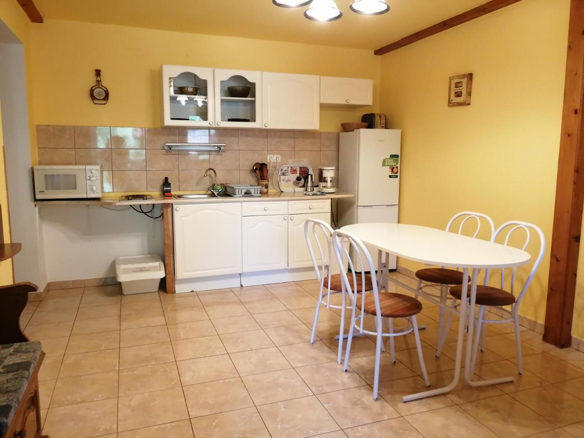 Flora Apartmanok Kehidakustany Luaran gambar