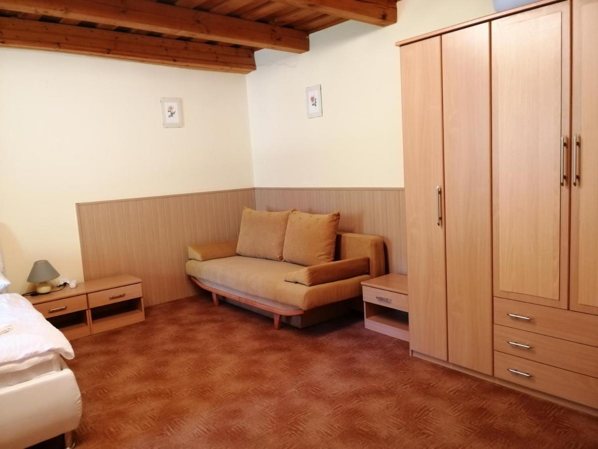 Flora Apartmanok Kehidakustany Luaran gambar