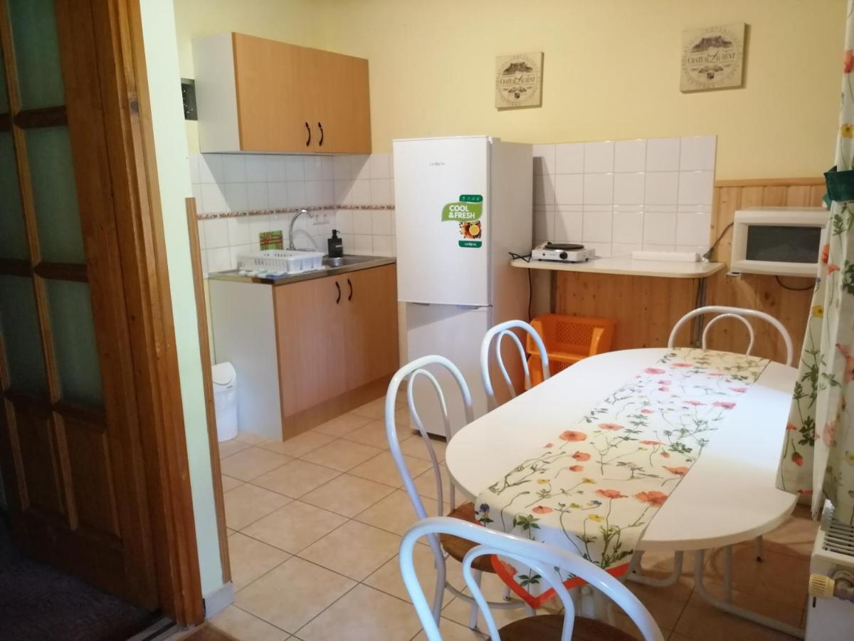 Flora Apartmanok Kehidakustany Luaran gambar