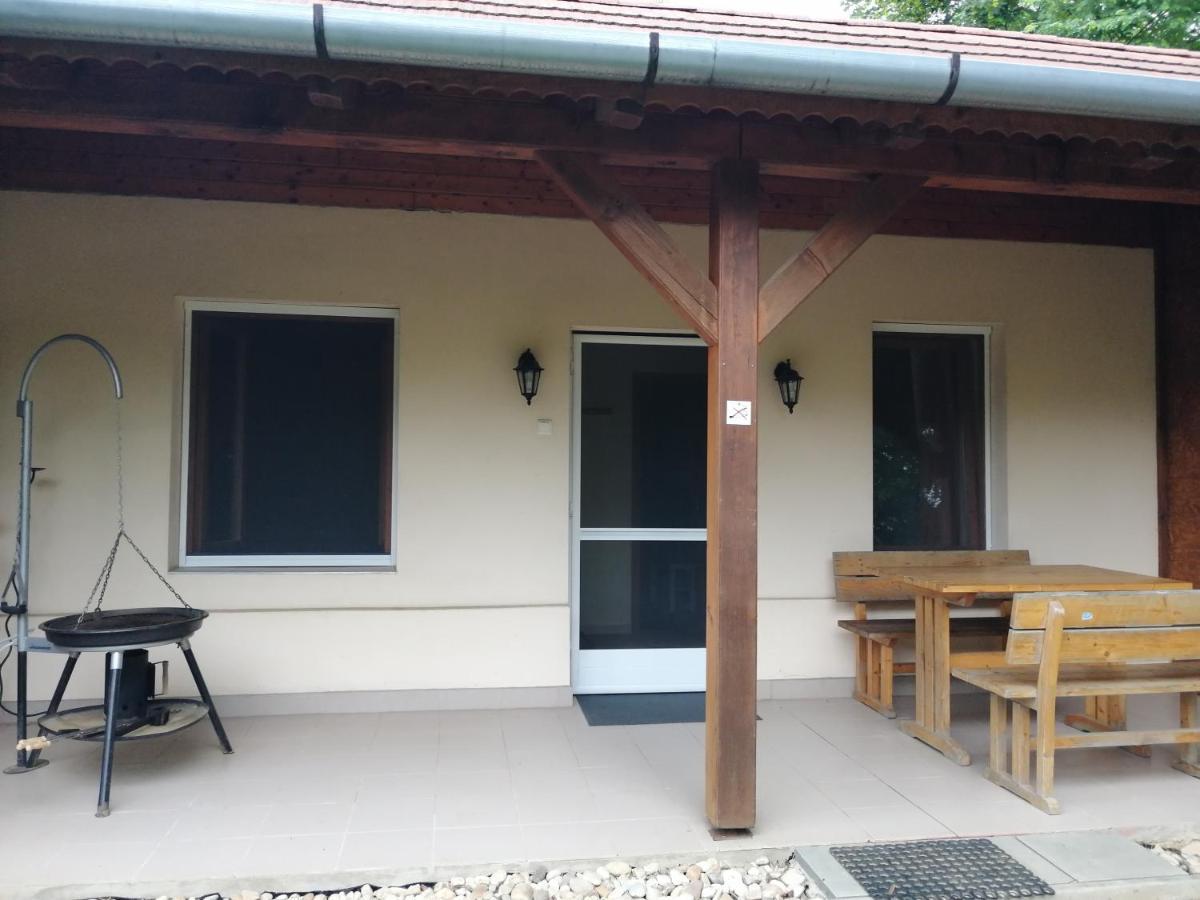 Flora Apartmanok Kehidakustany Luaran gambar