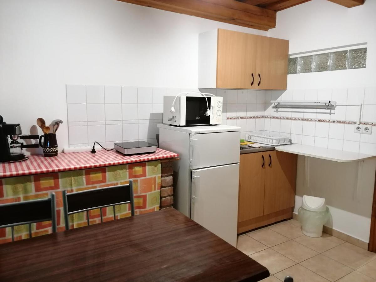 Flora Apartmanok Kehidakustany Luaran gambar