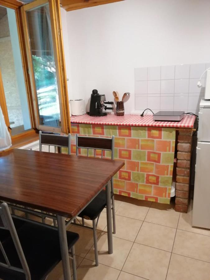 Flora Apartmanok Kehidakustany Luaran gambar