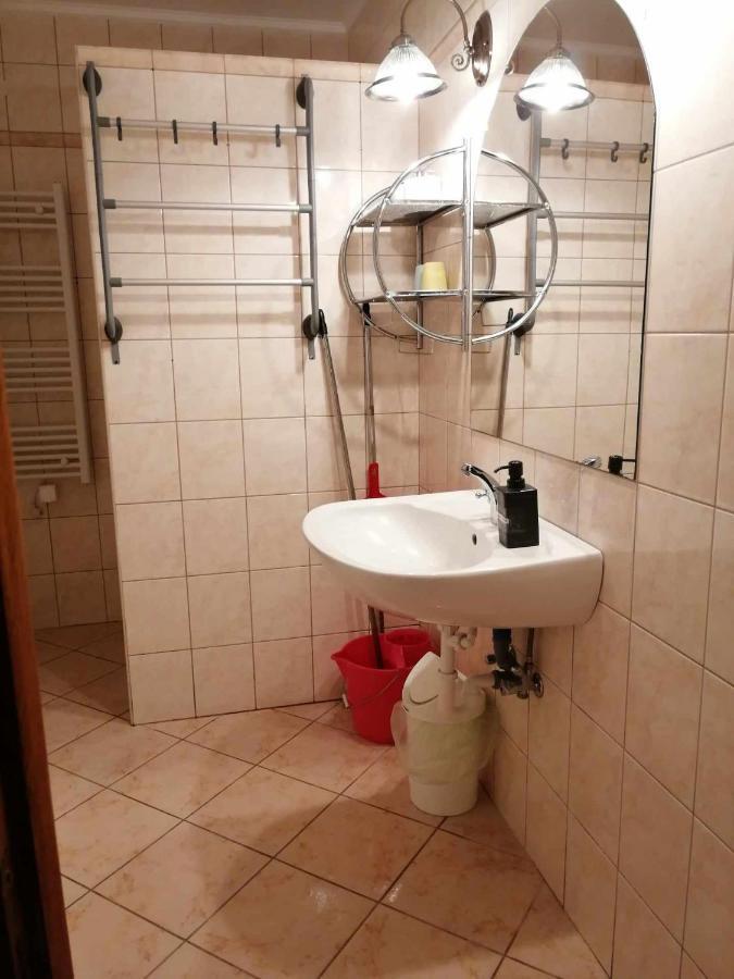 Flora Apartmanok Kehidakustany Luaran gambar