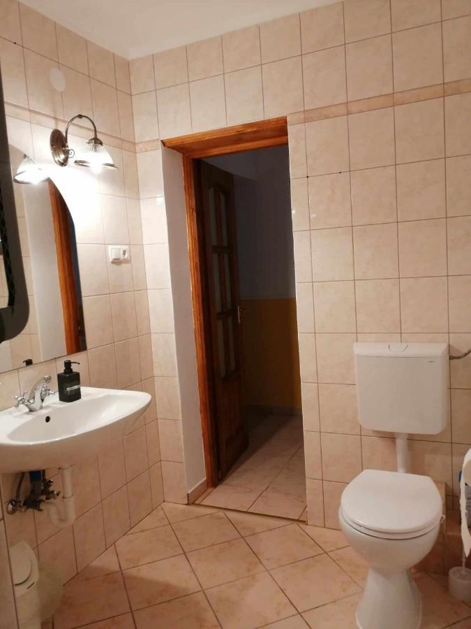 Flora Apartmanok Kehidakustany Luaran gambar