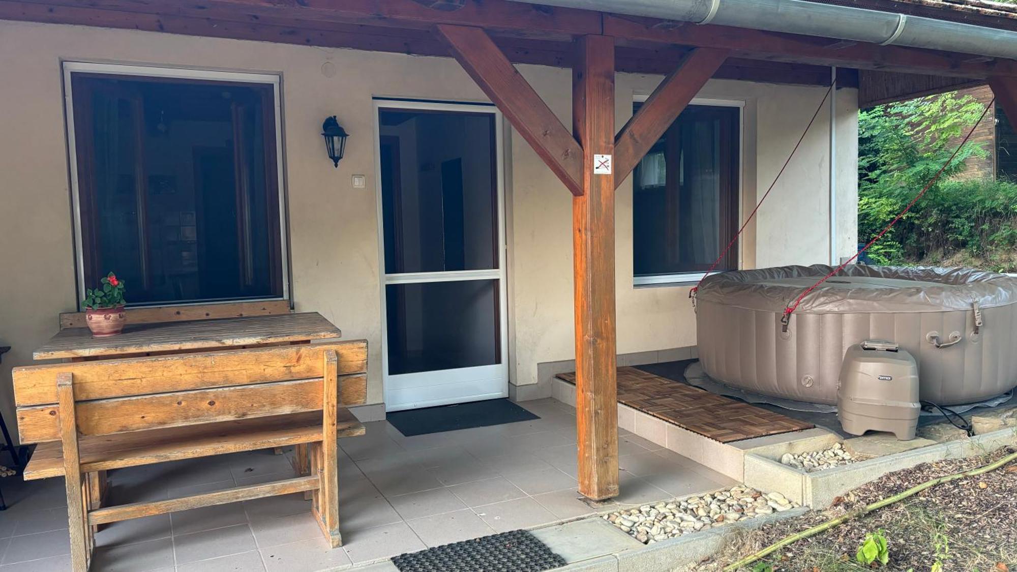 Flora Apartmanok Kehidakustany Luaran gambar